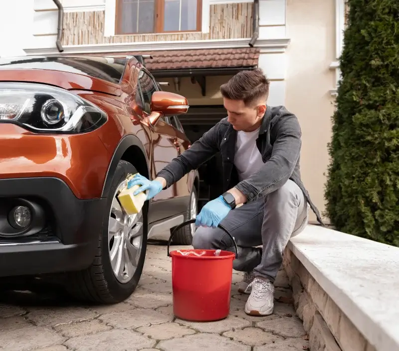 Lavage auto à domicile Lalevade-d'Ardèche : professionnel intervenant sur un véhicule